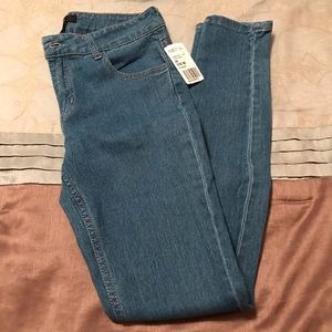 NWT* Forever 21 Skinny Jeans